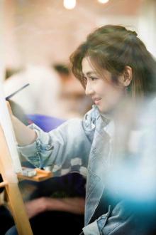 《女儿们的恋爱》Selina约会小11岁男生 画室互动超有爱