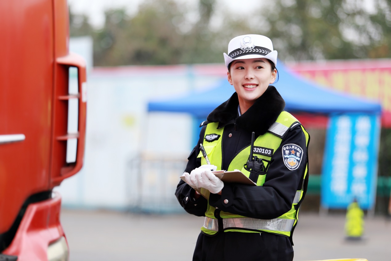 电影《惊天时速》热拍中 演员唐绮女警造型曝光