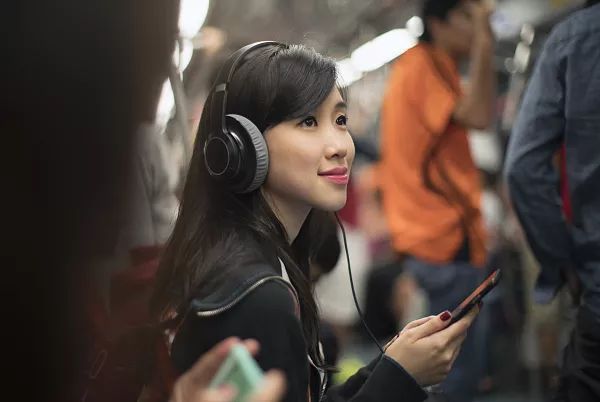 地铁里戴耳机听歌过夜致聋 耳机错误用法你中了几个？的照片