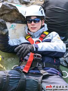 魏哲鸣再晒片场照 极限登山装备十分抢眼