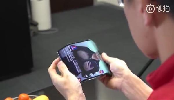 小米自曝全球第一台双折叠手机 攻克四大技术难关的照片 - 3
